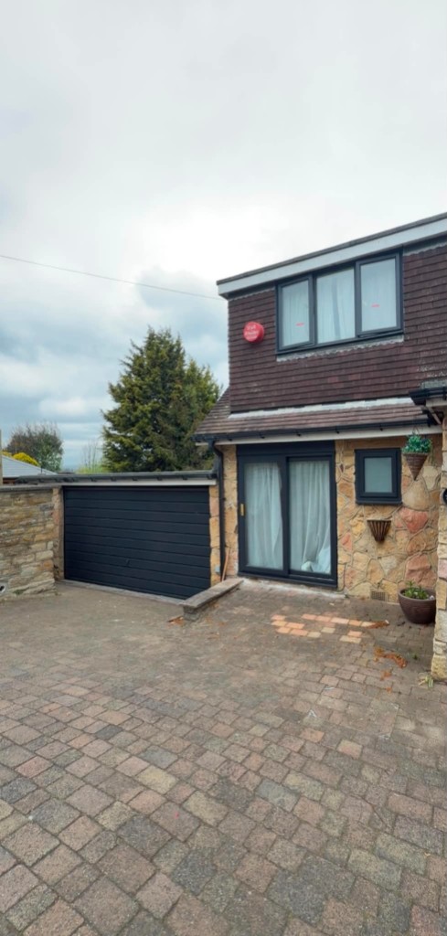 Anthracite windows, sliding doors and garage after spraying